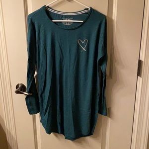 LIKE NEW Victoria’s Secret long-sleeved gold heart soft sleep shirt in green